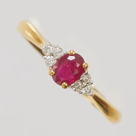 Ring med rubin samt diamanter 6 x ca 0,01ct, stl:16½, bredd 2-5mm, 14K, Vikt: 1,6g Vikt: 1,6 g