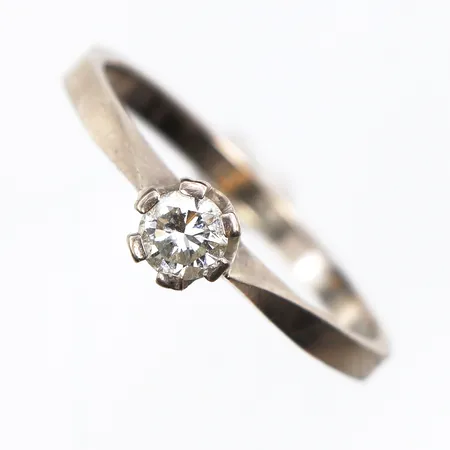 Ring vitguld med solitär diamant på 0.35 ct enligt inskription,bruksslitage,K&EC Göteborg,storlek ca 20 mm,bredd 2.1-5.2 mm,18k. Vikt: 3,6 g