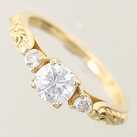 Ring med moissanite samt 1 diamant 1xca 0,10ct stl:20¼ bredd 2mm, gravyr 18K Vikt: 5,5 g