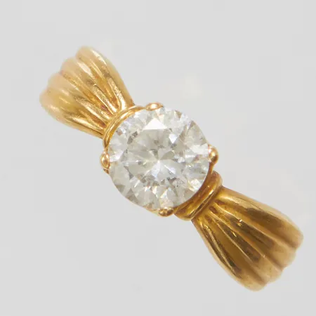 Ring med vit sten stl:16, bredd 2-6mm, ristad karathalt, 22K, Vikt: 3,3g Vikt: 3,3 g