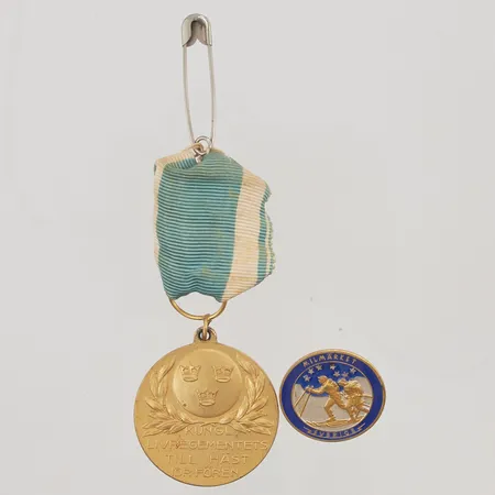 1 Brosch, 1 Medalj, 830/1000 Silver Bruttovikt 19,8g.