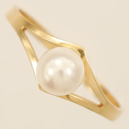 Ring med pärla, stl 18, bredd 1,8-6,6mm, 18K Vikt: 1,7 g