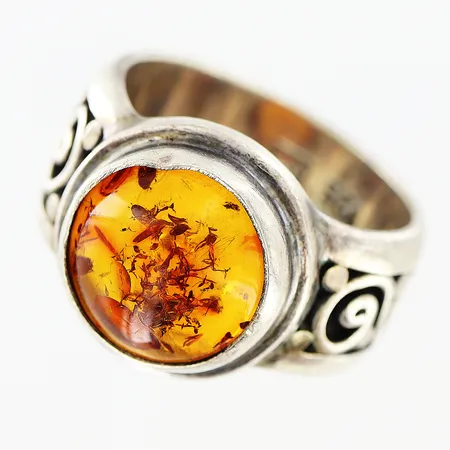 Ring GEO med bärnsten stl:17¾, bredd 10-14mm, liten tilltryckning på infattningen, silver 925/1000.  Vikt: 8,2 g