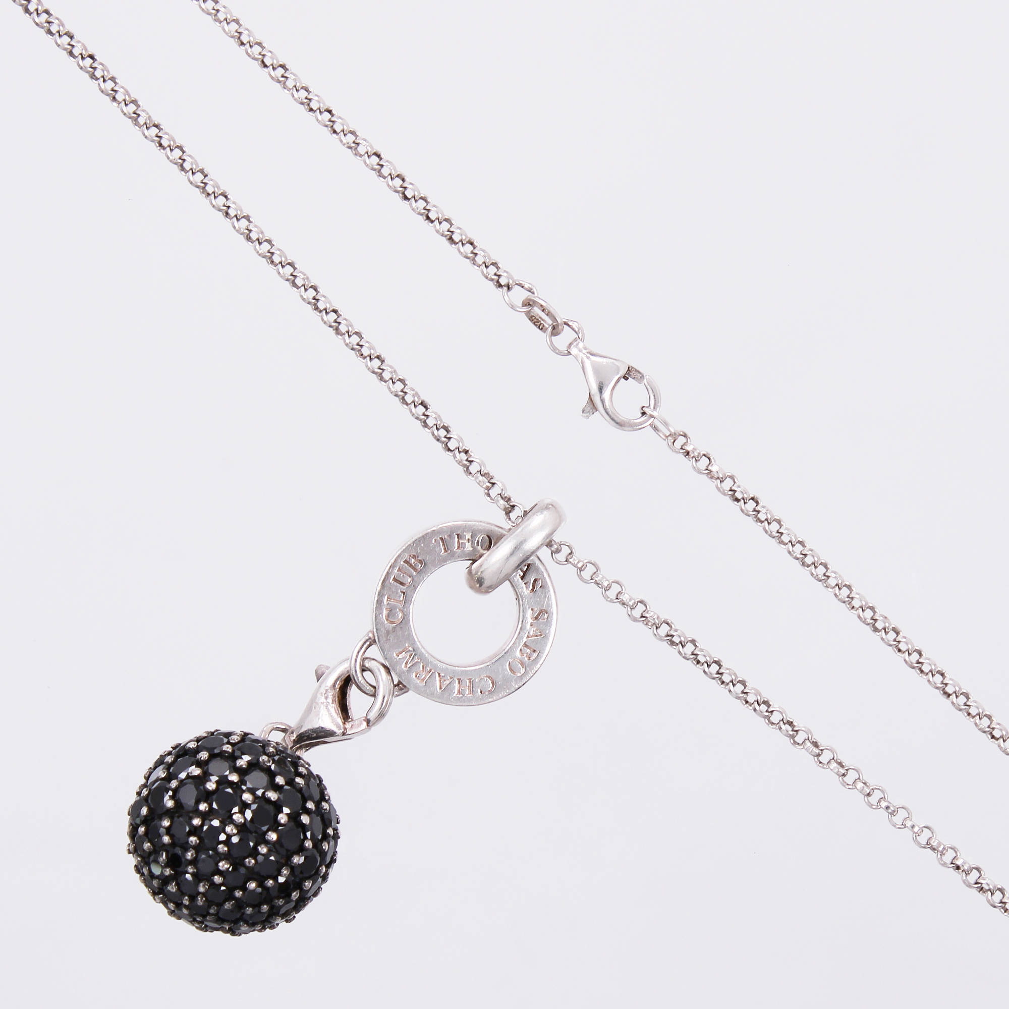 Kedja ärtlänk Thomas Sabo längd: ca 70cm bredd: 1mm Hänge med svarta stenar Thomas Sabo, längd: ca 4,5cm bredd: ca 15mm, 925/1000 silver Vikt: 18,1 g
