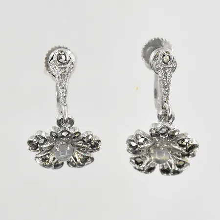 Örhängen med månstenar och markasiter längd 23mm, bredd 11mm, skruvlås, 835/1000 silver. Vikt: 3,3 g