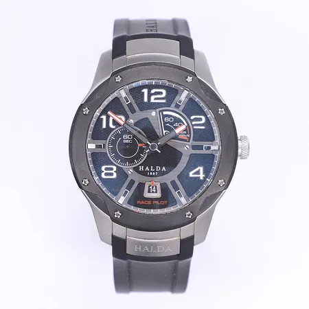 Herrur Halda RacePilot analog modul, Ø45mm, automat, datum, ref RRM 31217, serienummer 391, årsmodell 2018, integrerat gummiband passar handled upp till ca 19cm, viklås, smärre bruksslitage, box (ej ytterkartong), USB-sticka (ej testad), värderingsintyg från Jälmers Ur 2018, inga övriga tillbehör
