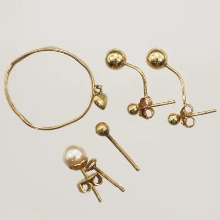 Fem örhängen, defekta, en ring, defekt, 18K Vikt: 2,4 g