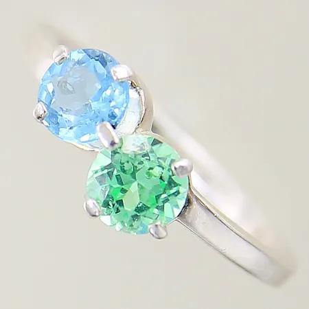 Ring Efva Attling "The sea and I" med grön safir och blå topas stl: 19¾ bredd 2mm silver 925/1000 Vikt: 3,3 g