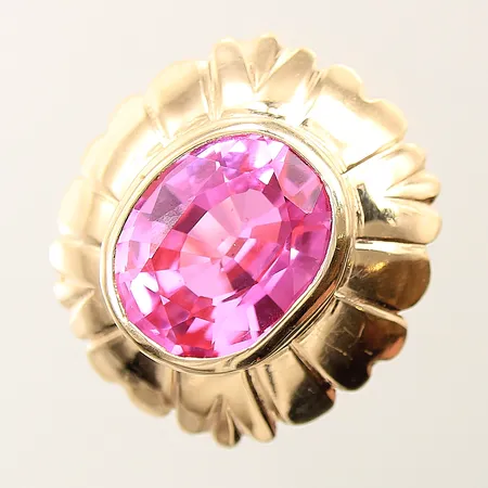 Ring med rosa sten stl:20 bredd 5,8-34mm 18K Vikt: 21,8 g