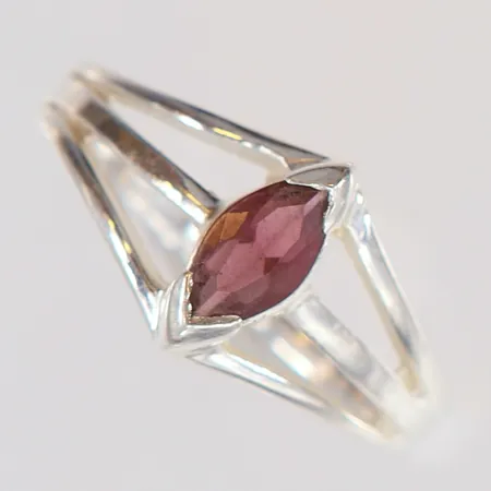 Ring färgad sten stl:18, bredd 2-10mm, 925/1000 silver Vikt: 2,7 g