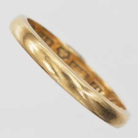 Ring slät med gravyr, stl:19½, 18K guld Vikt: 3,9 g