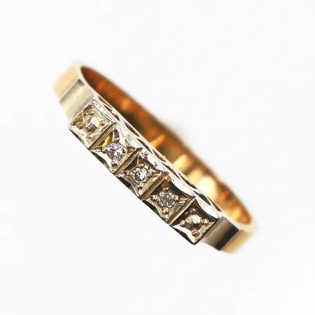 Ring med 5 st diamanter på 0.03 ct enligt inskription,storlek 17 mm,bredd 2.4-3.1 mm,18k. Vikt: 2,4 g