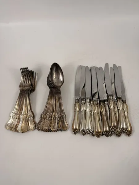 Skedar 12st silver ca 914gram + Gafflar 12st silver 715gram + knivar med rostfritt blad och fyllda skaft silver ca 1211gram,830/1000. Vikt: 914 g