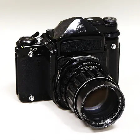 Kamera Asahi Pentax 6x7, serienr 4016438 påsittande objektiv Asahi Takumar/ 6x7  1:2.8/150 serienr 6478163, åldersrelaterat skick med skav, repor och tilltryckningar, ej funktionstestad. Skickas med postpaket.