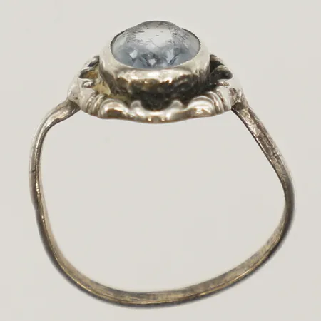 Ring med blå sten stl:15, bredd 12,8mm, skev sliten sten, silver  Vikt: 1,5 g