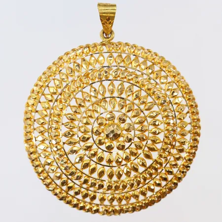 Hänge med genombruten dekor 55x50mm ink ögla 22K.  Vikt: 11,2 g