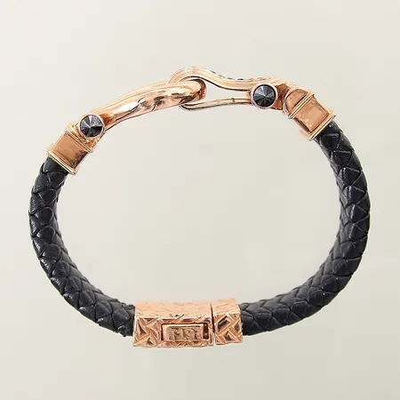 Armband med svarta stenar längd 19,5cm bredd 11-8mm, textil band, gravyr 18K  Vikt: 50,4 g