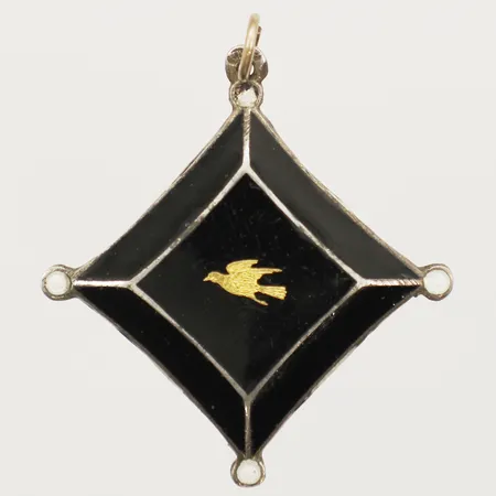 Hänge med svart emalj, längd 35mm,  bredd 31mm, 925/1000 silver Vikt: 8,5 g