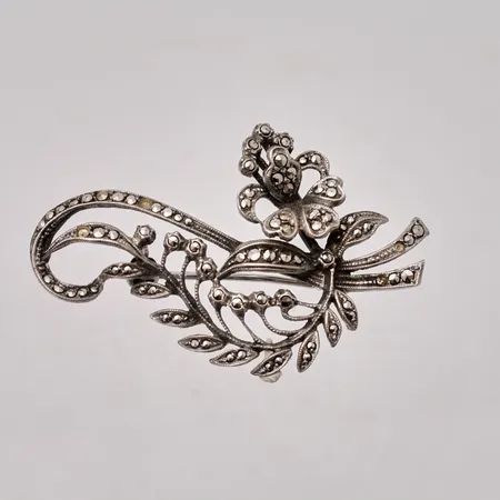 Brosch mått 30x47,3mm, markasiter, 3st saknas, silver 835/1000, 7,28g.