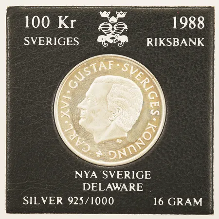 Mynt Carl XVI Gustaf Sveriges Konung Nya Sverige Delaware 100kr Ø32mm 1988 plastetui, silver 925/1000  Vikt: 16 g