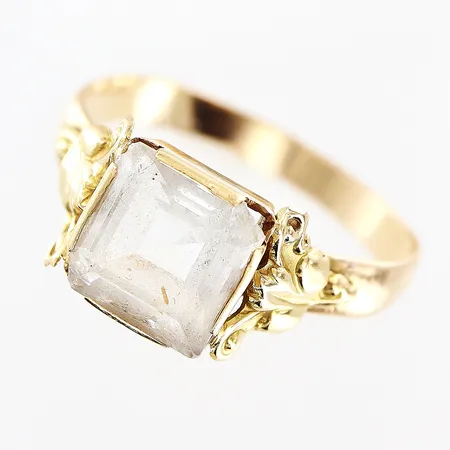 Ring med vit sten stl: 17½, defekter, infattning i 18K, skena i 14K, bruttovikt: 2,7gram Vikt: 2,7 g