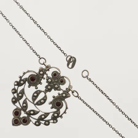 Kedja med integrerat hänge med röda stenar, längd 40,5cm, bredd 34mm, saknar lås 925/1000 silver Vikt: 5,4 g