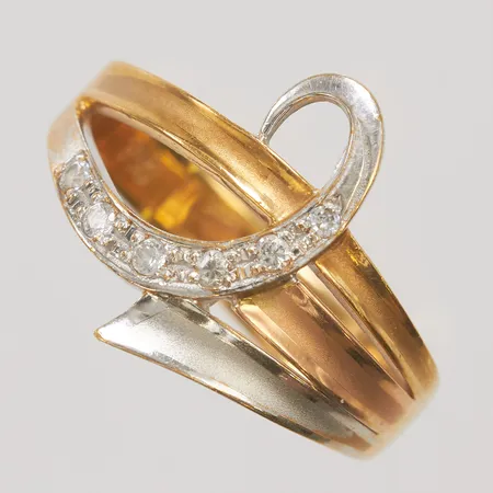 Ring med vita stenar, stl:17½, bredd 3,5-5mm, tvåfärgad, delvis satinerad yta, 18K, Vikt: 3,9g Vikt: 3,9 g