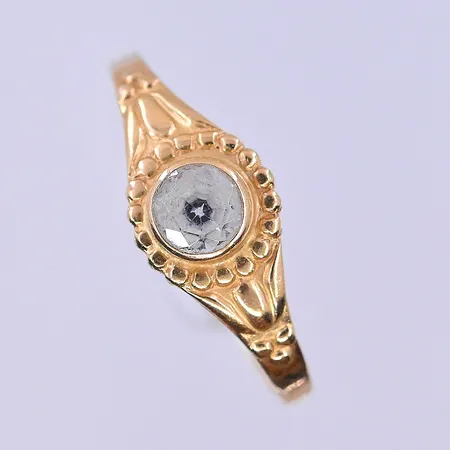 Ring med vit sten stl:17¼, bredd 1-7 mm 18K. Vikt: 1,1 g