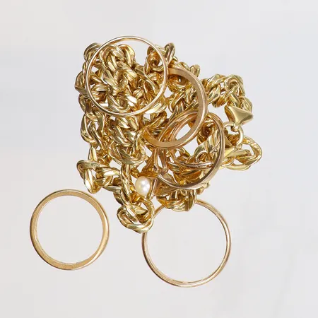 Diverse guld med pärla, delvis defekt med gravyr 18K Vikt: 33,7 g