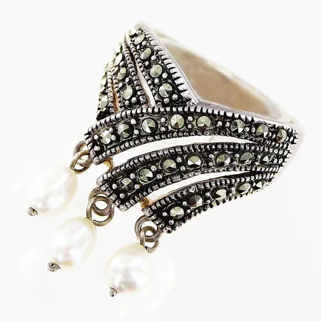 Ring med markasiter och odlade pärlor, stl: 17¾, bredd 4-25mm, silver 925/1000 Vikt: 7,6 g