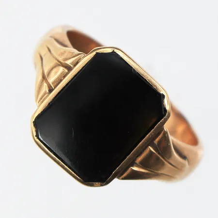 Klackring med sten och gravyr (omarbetad vigselring),storlek 20 mm,bredd 5-14.9 mm,14k. Vikt: 8,8 g