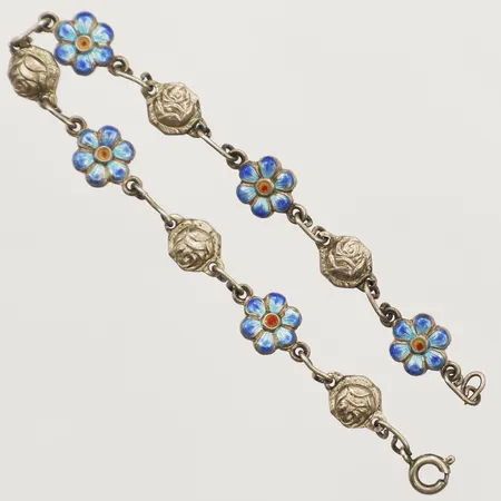 Armband med blommor i emalj, längd 17cm bredd 8mm, defekt låsögla, silver Vikt: 5,6 g