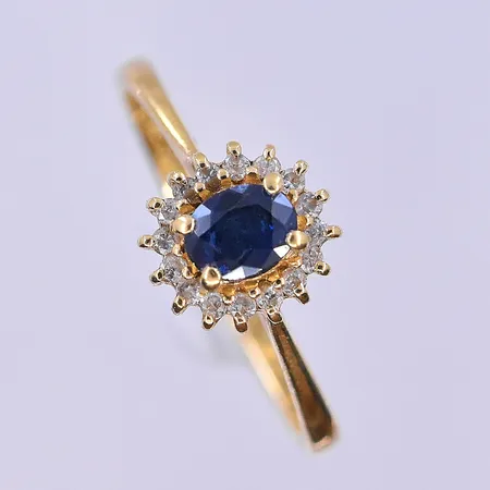 Ring med blå sten och vita stenar stl:17¼, bredd 2-8 mm 18K. Vikt: 2,1 g