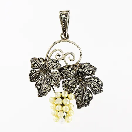Hänge med markasiter och imiterade pärlor 30x26mm, skav på pärlor, silver 835/1000. Vikt: 3,9 g