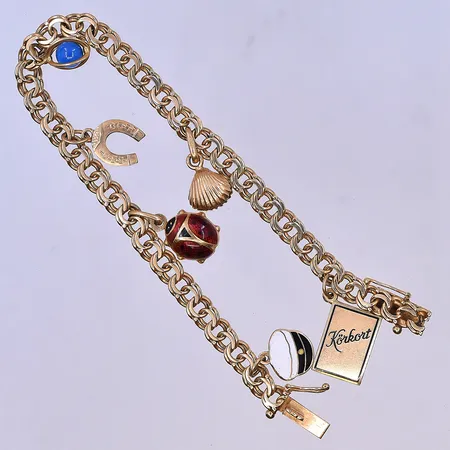 Armband Bismarck med 6st berlocker längd 18 cm, bredd 5 mm 18K. Vikt: 15,2 g