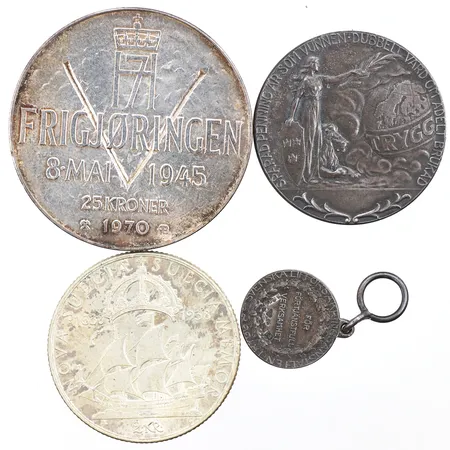 Mynt 2 krona + 3 st medaljer,silver,totalvikt 60 gram. Vikt: 60 g