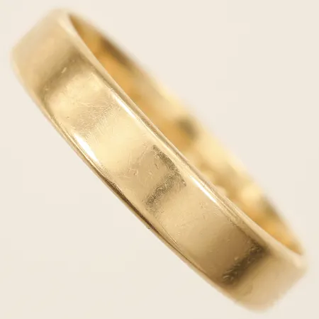 Ring slät, stl 22, bredd 4,8mm, PCHFB Production AB, gravyr, repig 18K  Vikt: 6,2 g