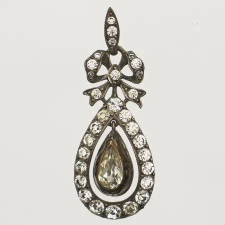 Hänge med vita stenar längd 35mm, bredd 14,5mm, 830/1000 silver  Vikt: 4,5 g