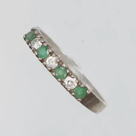 Ring med gröna samt vita stenar stl:16 bredd 2-3mm silver 925/1000 Vikt: 1,3 g