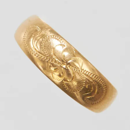 Ring med mönsterdekor stl:15½, bredd 3-6mm,svenska stämplar, skev skena, 18K, Vikt: 0,9g Vikt: 0,9 g