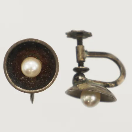 Ett par örhängen med pärlor, Ø11,2mm skruvlås 925/1000 silver Vikt: 2,2 g