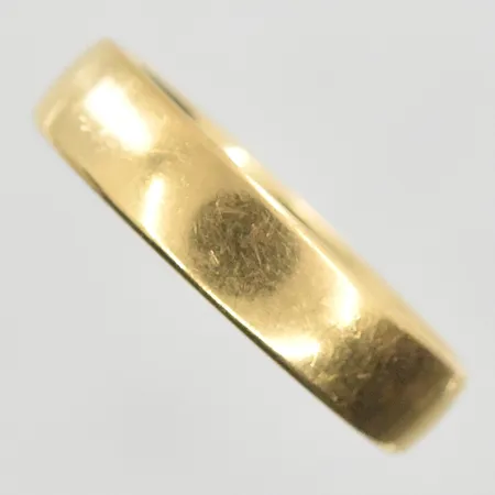 Ring stl:19 bredd 5 mm, gravyr, 18K. Vikt: 6,6 g