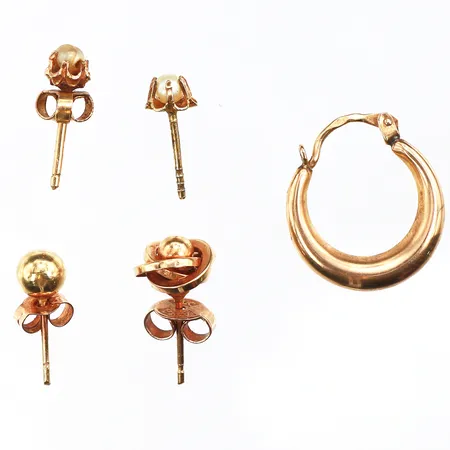 Örhängen 5 st udda/defekt/pärlor,18k. Vikt: 2,3 g