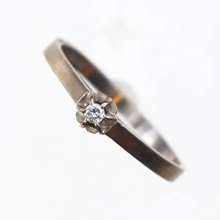 Ring vitguld med solitär diamant på 0.03 ct,storlek 17 mm,bredd 1.8-3.9 mm,Örns atelje Göteborg,bruksslitage,18k. Vikt: 1,8 g