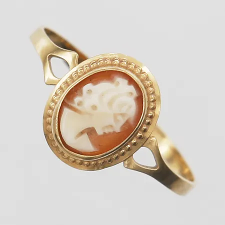 Ring med snidad snäckskalskamé, stl: 17, 18K guld Vikt: 0,9 g