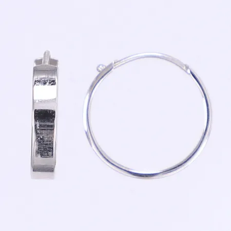 Ett par örhängen creoler Ø15mm bredd 3mm GHA vitguld 18K Vikt: 0,7 g