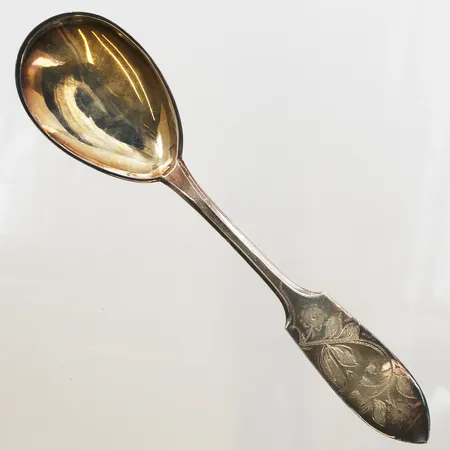 Serveringssked modell Tornedalen, längd: 19,4cm, Persson Aktiebolag CO, Haparanda 1989, personlig gravyr, silver 830/1000 Vikt: 43,3 g