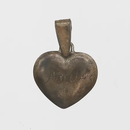 Hänge hjärta längd 20mm, bredd 14mm, Harbeck Wilhelm, Stockholm år 1948, gravyr, slitage, silver 830/1000 Vikt: 1,3 g