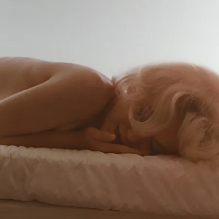 Tavla Leif Erik Nygård "Marilyn Monroe photographed in Los Angeles at Bel Air Hotel June 27th 1962", fine art pigment print, signerad, numrerad 7/24 och daterad 2012, cerifikat, kopia av signatur och brev från konstnär a tergo, 70x100cm enligt etikett, ej examinerad ur ram. Vikt: 0 g Skickas med postpaket.