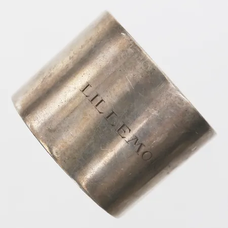 Servettring gravyr Ø 45mm, höjd 35mm,  tillverkad av C.G. Hallberg, Stockholm, silver 830/1000 Vikt: 55,1 g